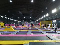 -嘿哟动霸CHUA·新潮玩运动娱乐中心·蹦床滑冰团建乐园