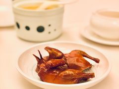 玻璃皮烤乳鸽-富力丽思卡尔顿酒店·丽轩中餐厅