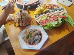 腊排骨拼土鸡火锅-民食香·腊排骨野生菌美食(木府店)