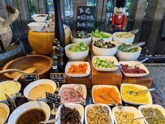 沙拉-松山湖凯悦酒店·Café自助餐厅·周末火舞秀表演