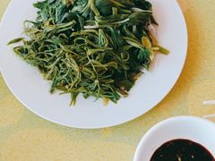 -华龙特色大骨鸡农家菜馆