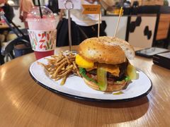 27&nbsp;牛肉汉堡-HELLO 27 意面·沙拉·帕尼尼