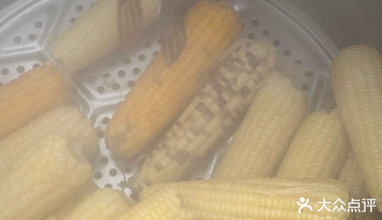 在东北早市吃热玉米!软糯香甜,立马不冷了!