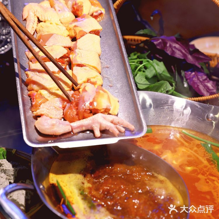 他们家大部分都是贵州空运过来的食材！汤底更不得了