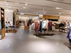 -URBAN REVIVO(济南领秀城贵和购物中心店)