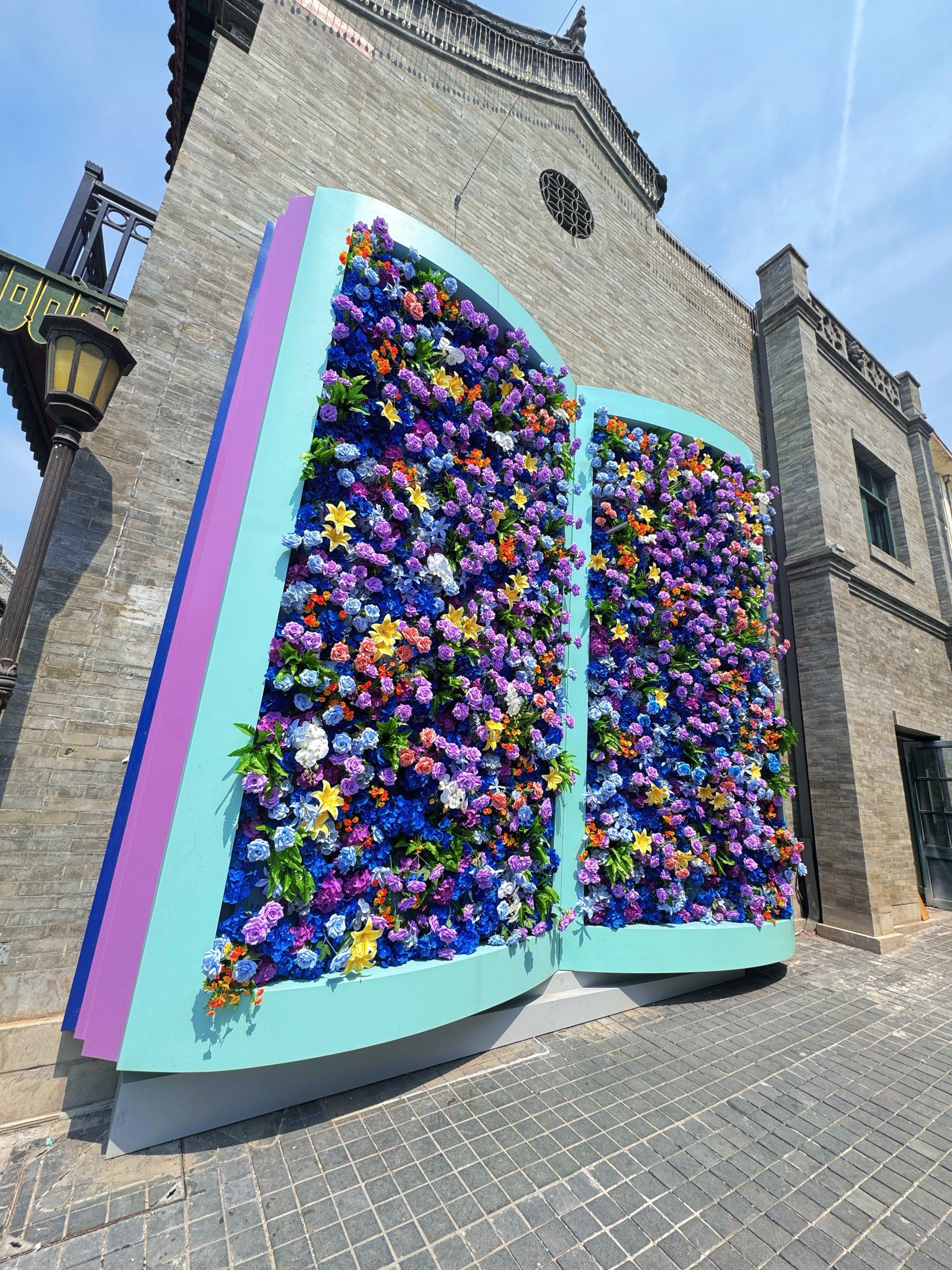 这面花墙就在食品街