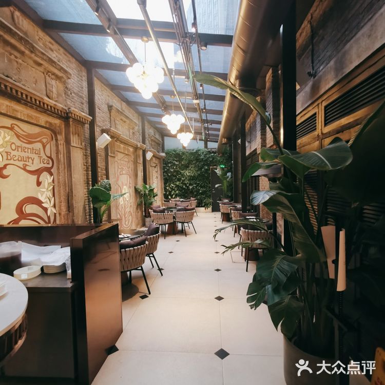    奶茶店也“玩火”[疑问]奶茶plus火锅，双倍的快落