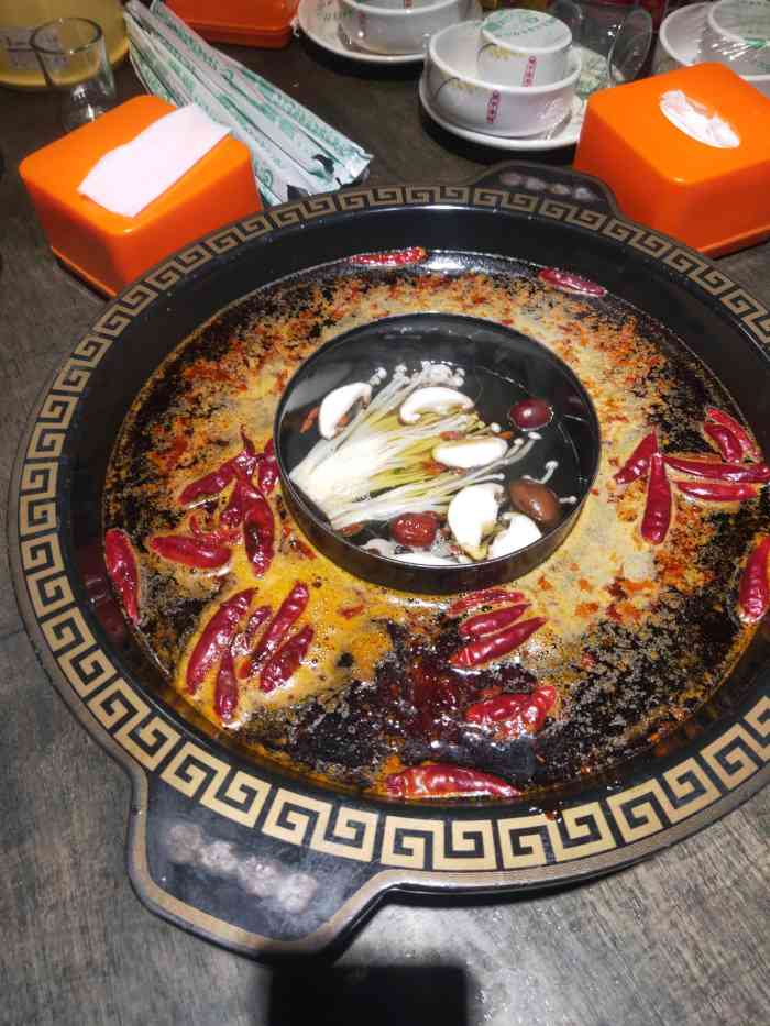 重庆杠上花老火锅-"这家火锅店离住的地方比较近,走几步路就到.