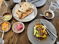 烟熏三文鱼配烤饺子皮和芥末籽酱-BOR Eatery(安福路店)