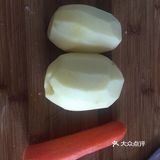 在锅中摊成蛋饼，放在米饭上，再浇上做好的咖喱鸡块