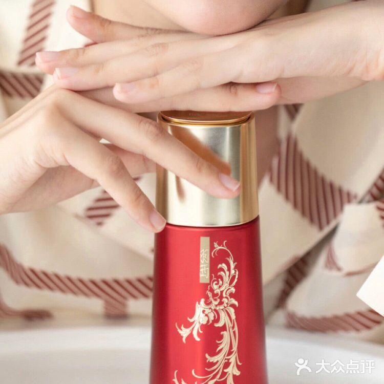 天哪，羽西竟然和新华字典联名出了一个包？