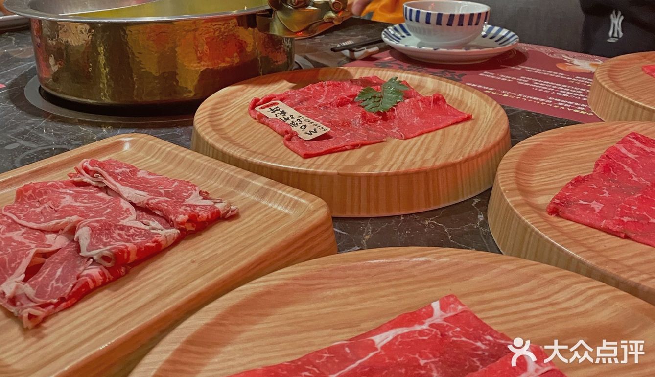 店里的和牛都是从澳洲牧场直送过来的，有专属黑标