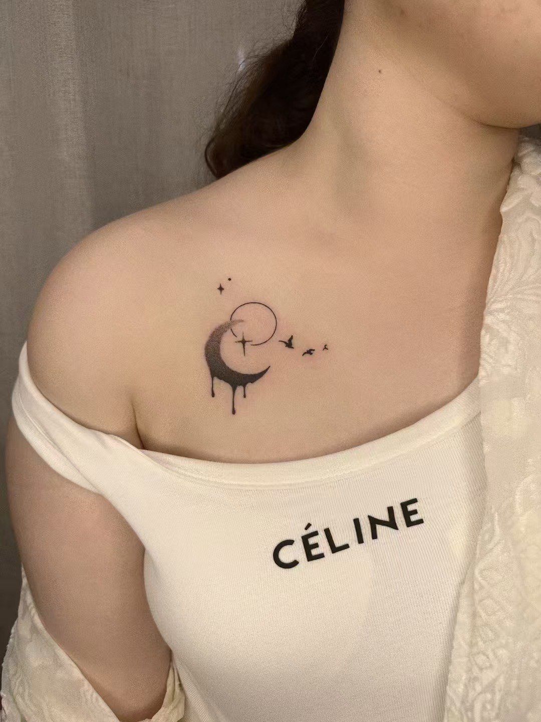 我们的纹身师以细腻的笔触,让那弯月亮仿佛从肌肤中生长出来