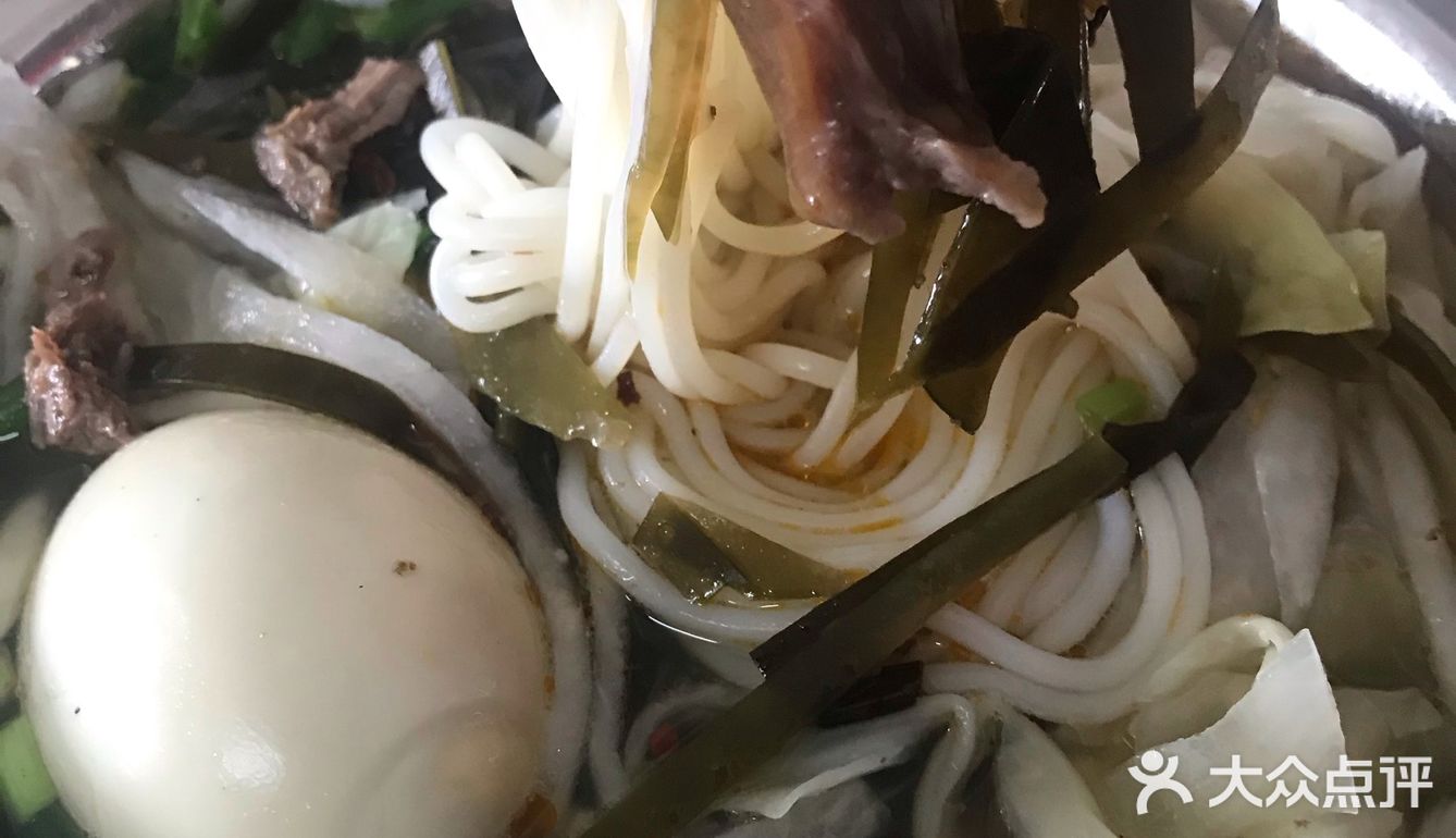 大夏天吃粉真的很需要勇气, 哪怕店里风扇很大到处吹