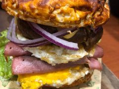 双蛋指椒牛肉汉堡-魏斯理汉堡(西安沣东吾悦店)