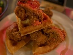 香辣炸鸡配华夫饼-悠航SLOWBOAT(三里屯店)