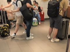 -麦当劳(上海虹桥站30B检票口楼上)