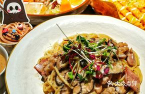 Black Truffle Chicken Bacon Pasta