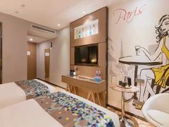 -潮漫酒店(北京通州环球度假区临河里地铁站店)