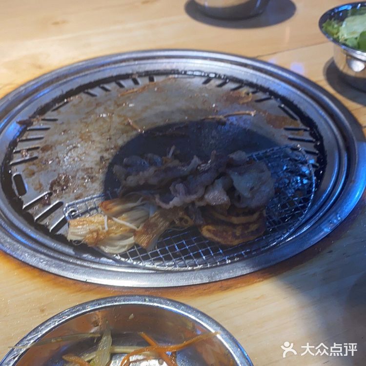 没有油烟，老板很好，灯光也很温柔，哈哈哈，性价比高