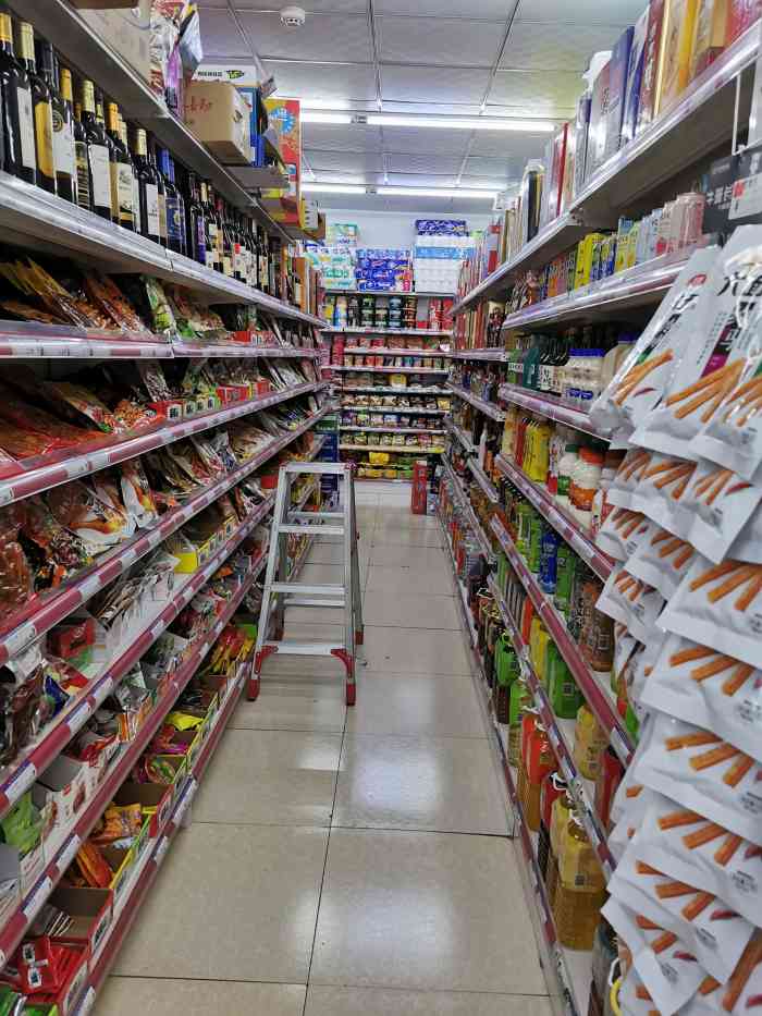 喜来乐超市(三部)-"现在外面超市种类特别多,尤其这种面积不算.