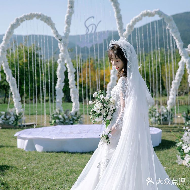 济南婚礼-蓝天白云青草地的婚礼现场