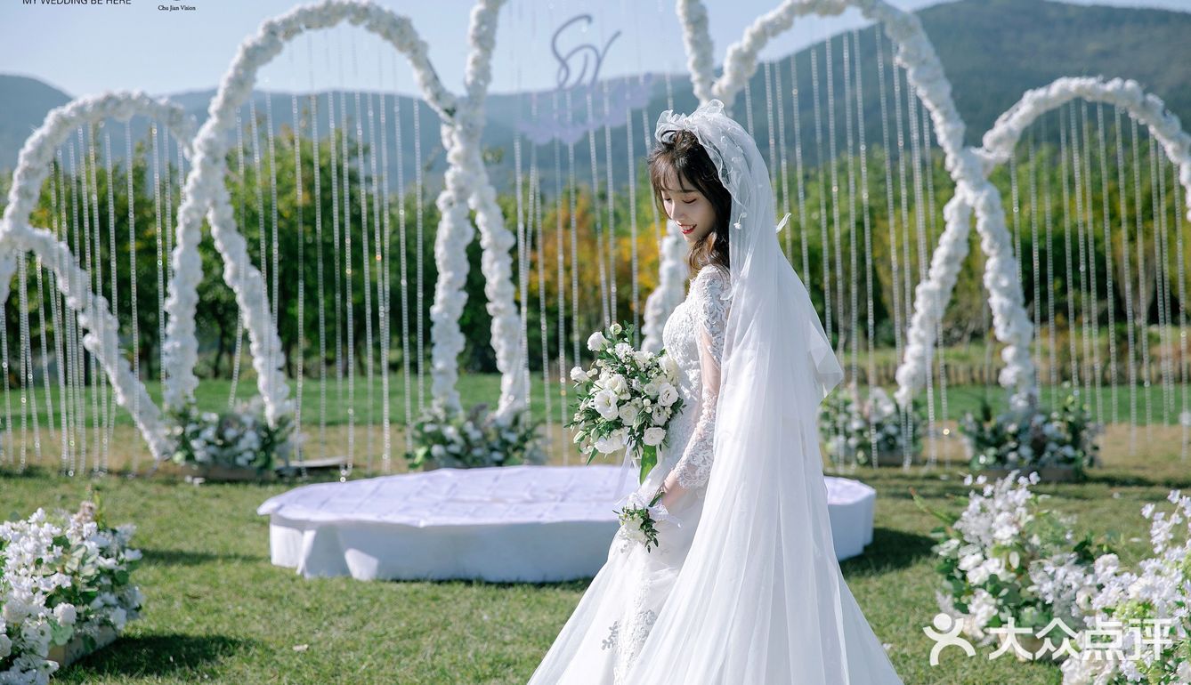 济南婚礼-蓝天白云青草地的婚礼现场