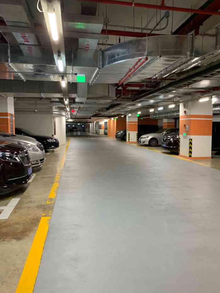 上海中心大厦地下停车库-"这个停车场实在不显眼,外面连个p都没有,.