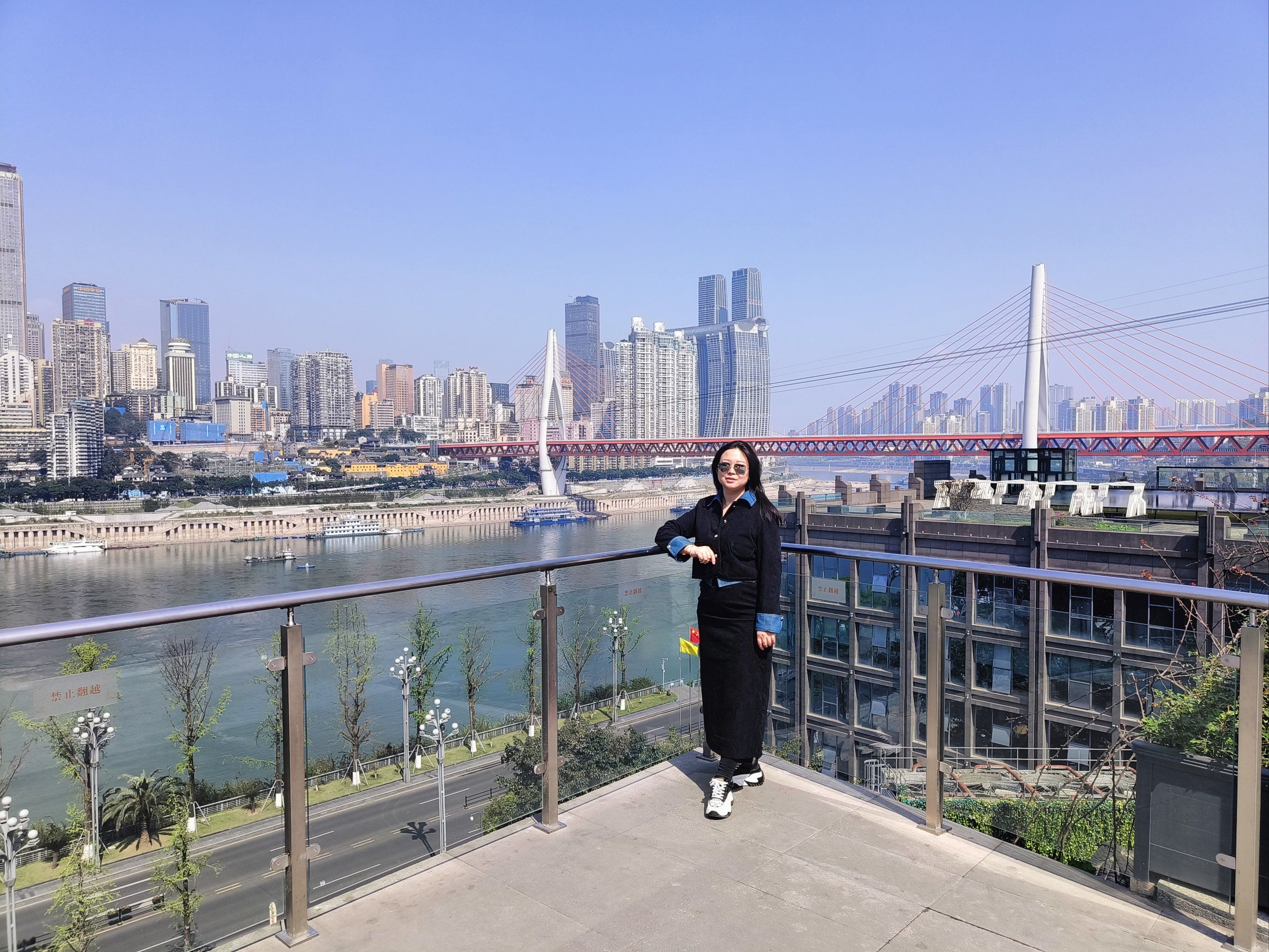 南滨路 #网红拍照必去景点 重庆开府遗址在南滨路这个地方啊,可以