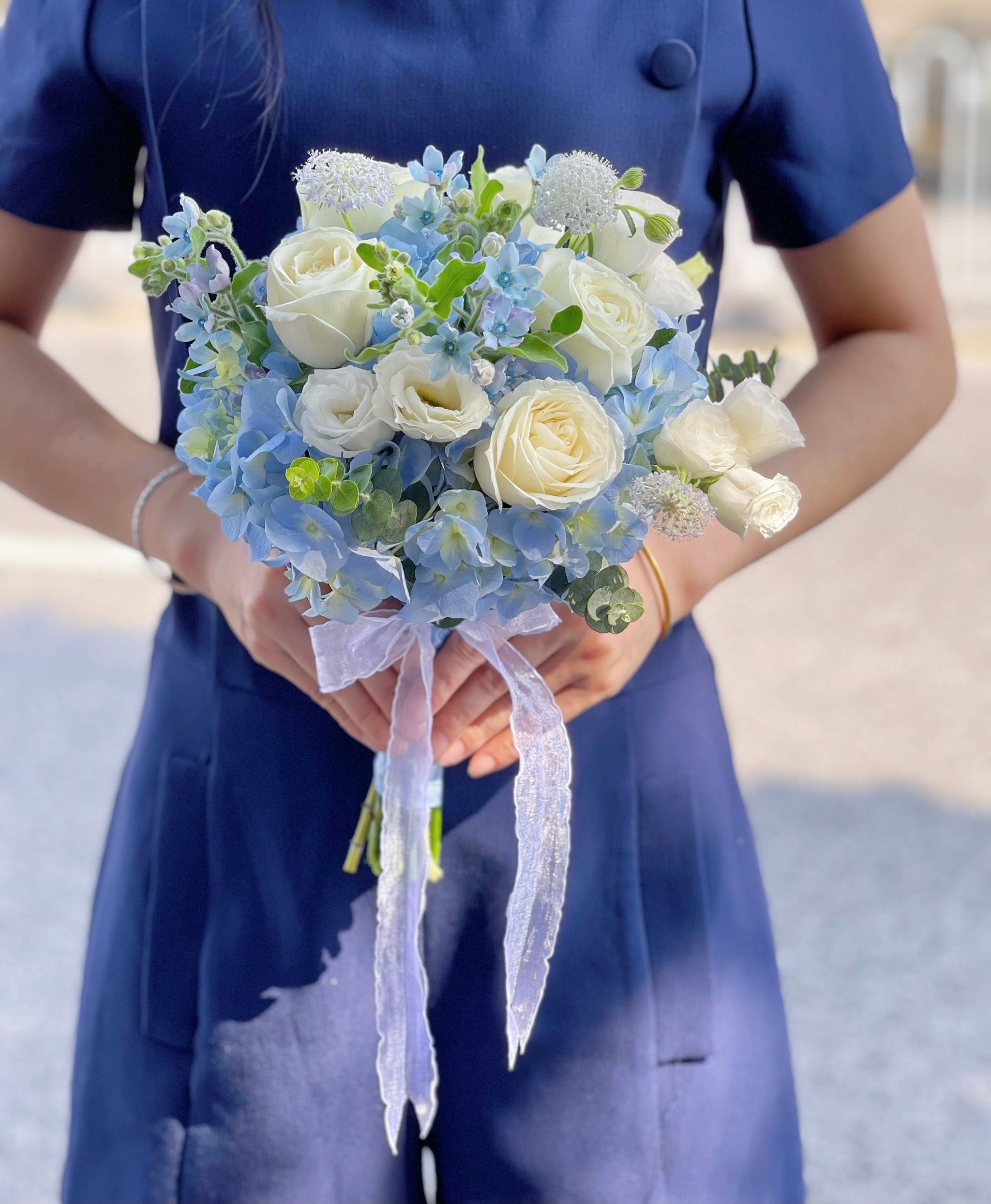 蓝绣球蓝星花白玫瑰白桔梗领证结婚精致蓝白色系手捧花