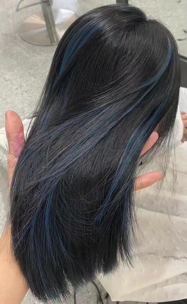 集美们,最近我尝试了蓝色挑染发型,真的太