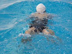 -极动室内恒温游泳馆