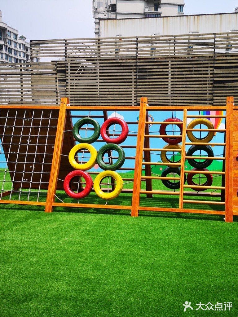 开在城市天台的游乐园 骑着小马转一转