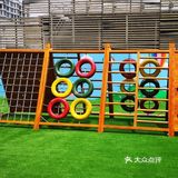 开在城市天台的游乐园 骑着小马转一转