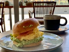 三文鱼滑蛋牛油果酱三明治-FUNK & KALE BY WAGAS(长宁尚嘉)