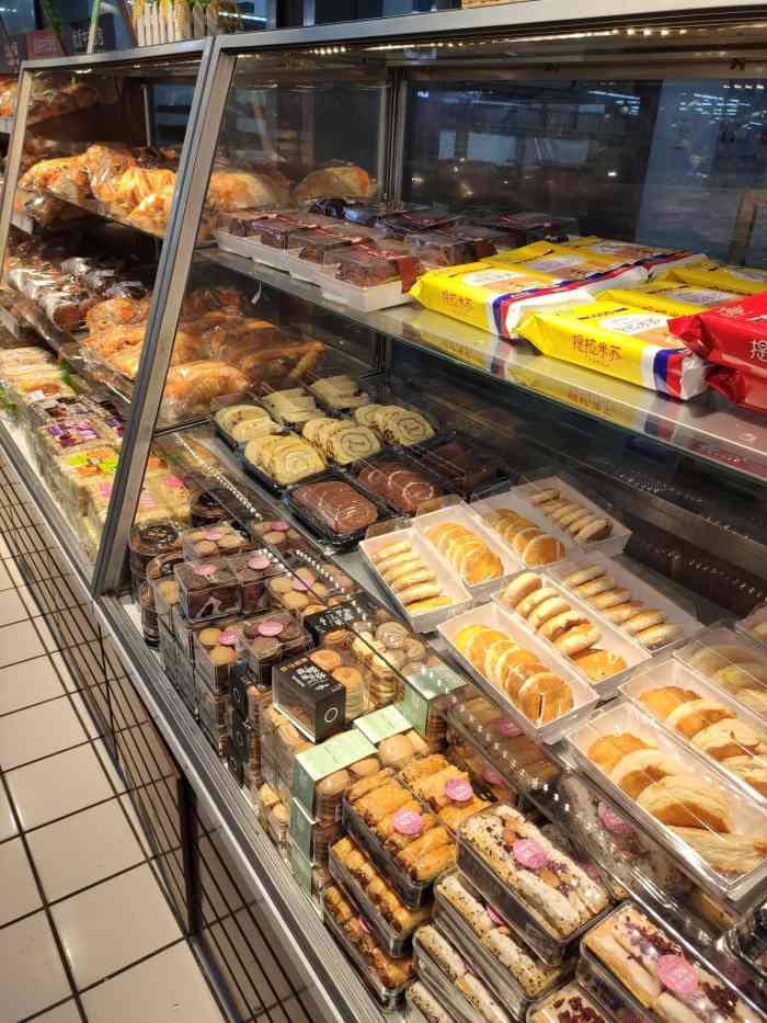 家乐福(马连道店)-"人巨多,车没地方停,东西越来越贵,不过也.