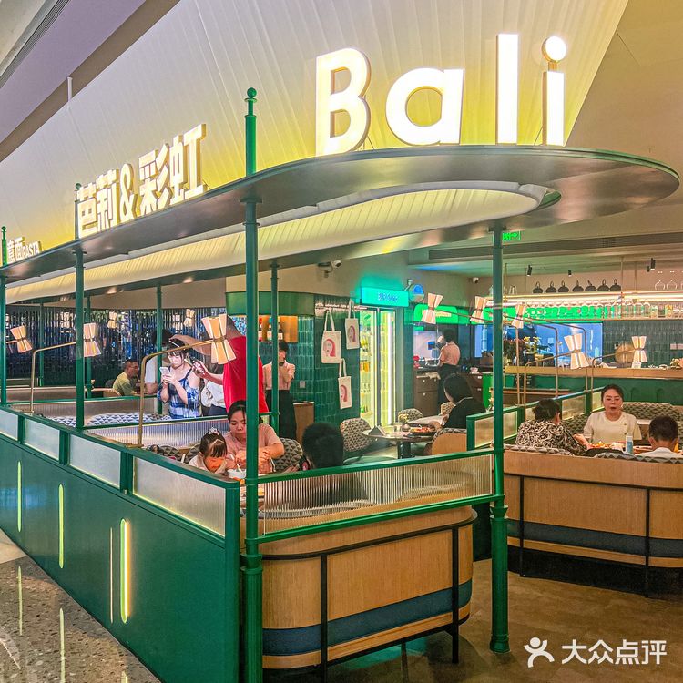 四楼这家设计感满满的西餐厅也太扎眼了