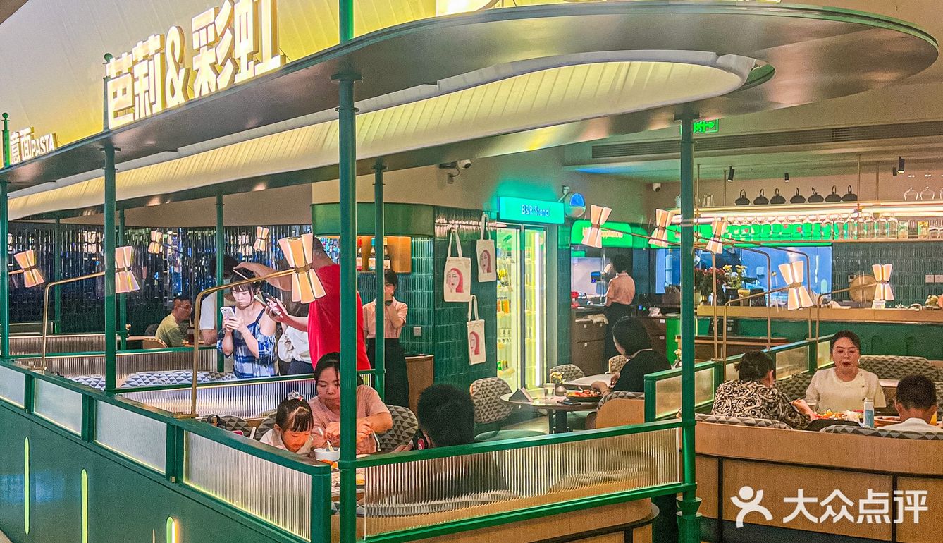 四楼这家设计感满满的西餐厅也太扎眼了