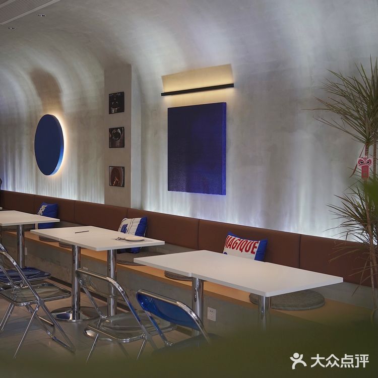 爱上这片克莱因蓝‼️堪比摄影基地🤩滨江坠出片咖啡 汉堡香迷糊叻