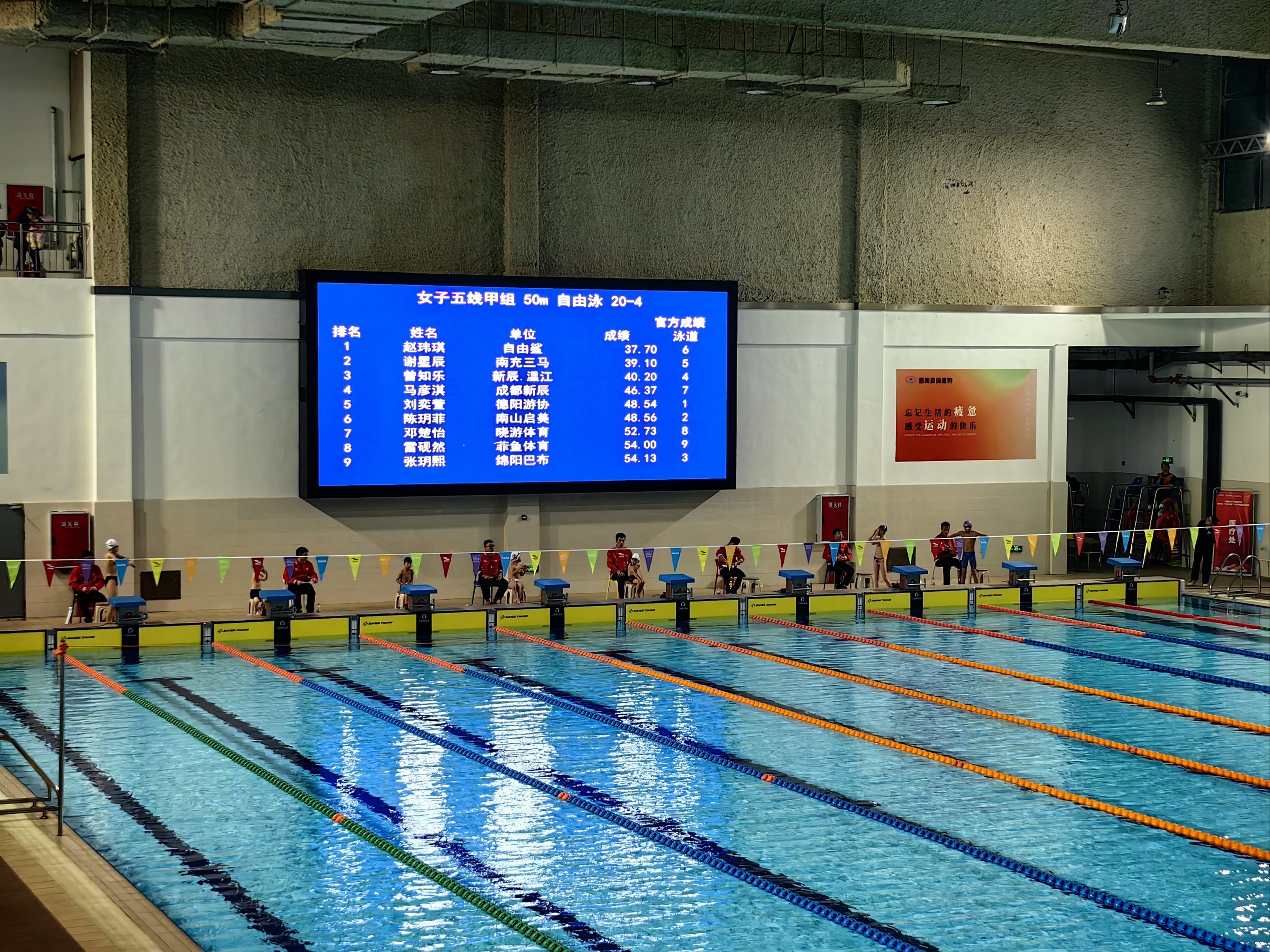 环境很好,泳池的水很干净清澈,游泳池单边