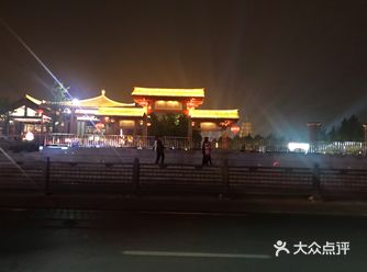 好多用那种无人机拍摄的航空镜头，晚上的夜市简直美爆了