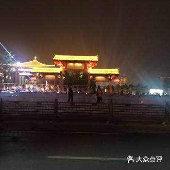 好多用那种无人机拍摄的航空镜头，晚上的夜市简直美爆了