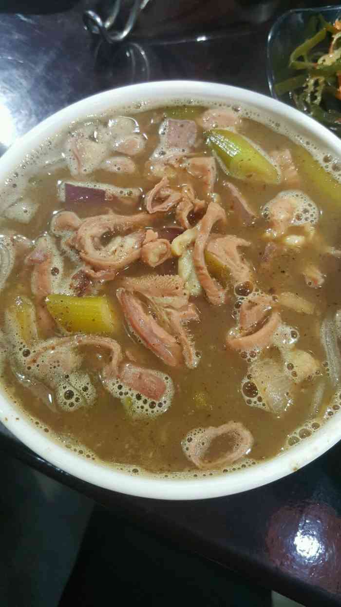 打分 34 /人 羊汤不错,这个天气晚上还有点冷,喝碗热腾腾的羊杂汤,加