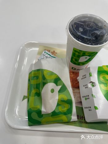 相比较地铁站 性价比比较高的一家快餐厅 我们选了虾堡