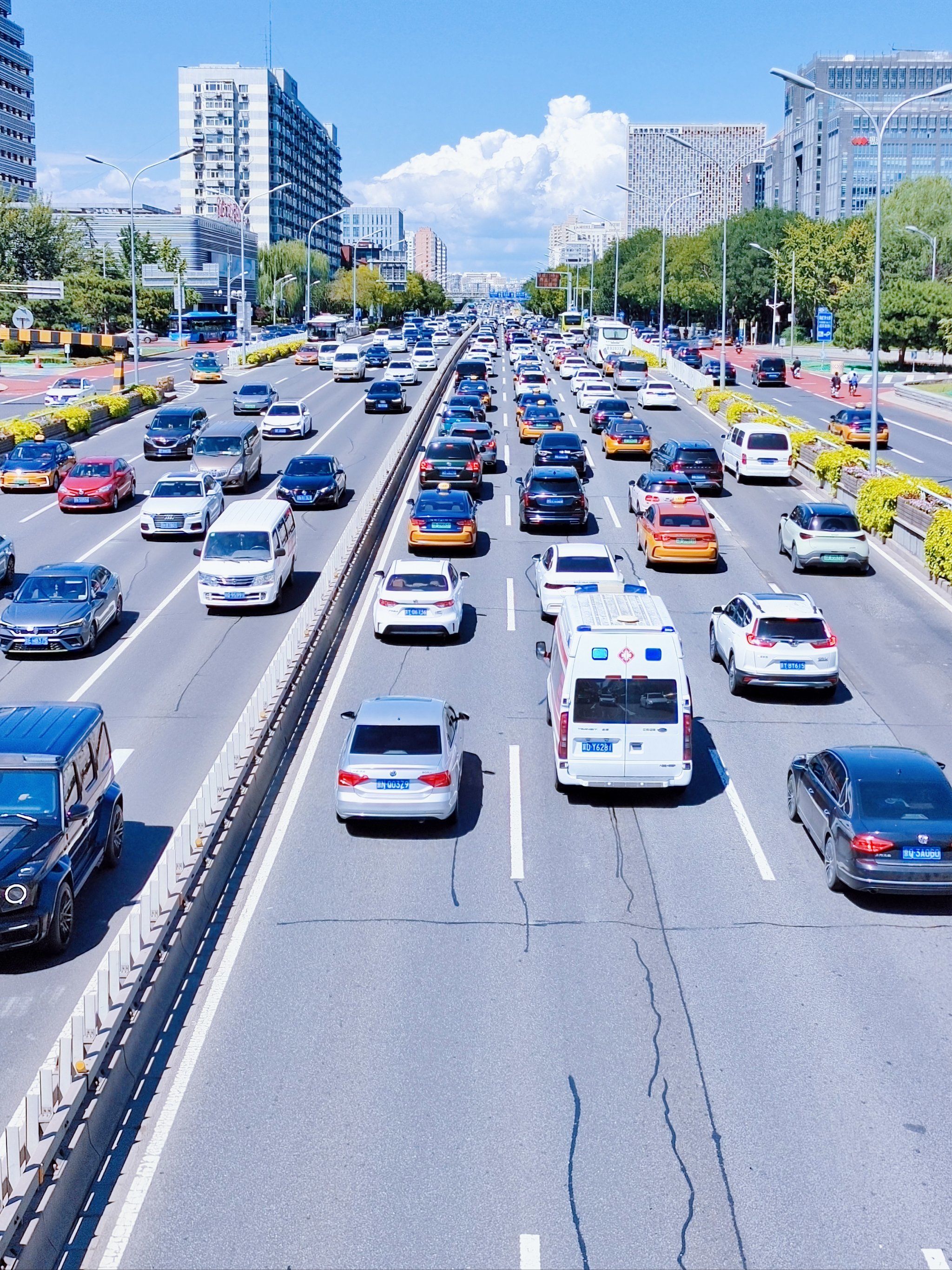 城里车流不停歇