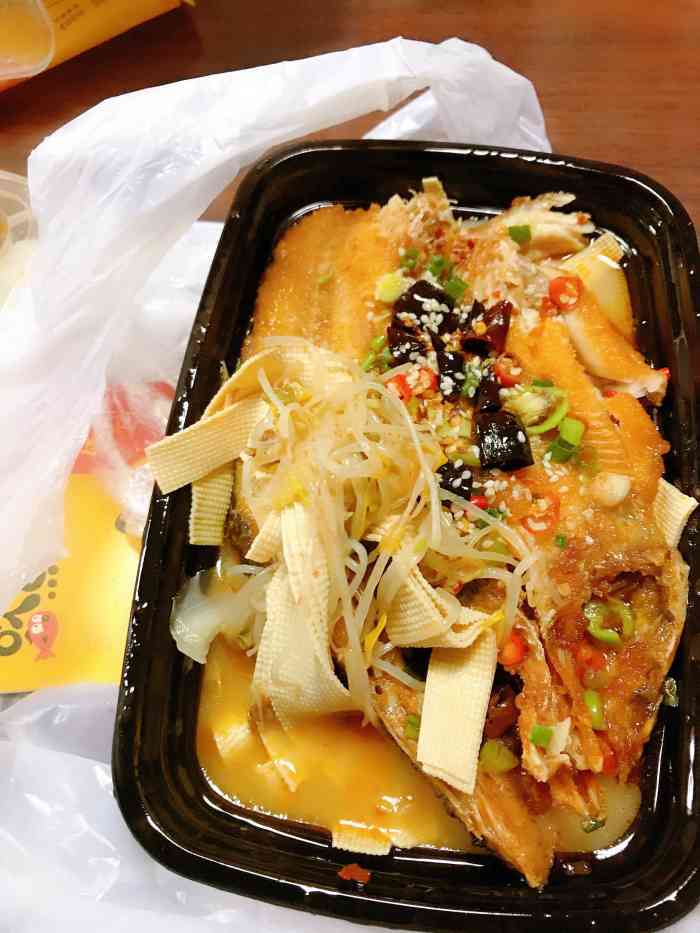 美团上叫的外卖鱼肉很大要了酱香的和店家说要一点点辣的但是吃起来