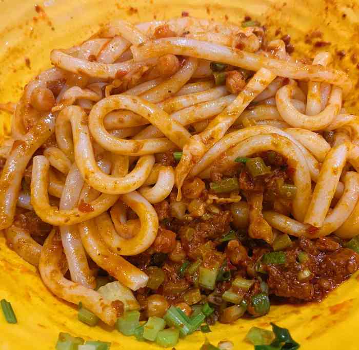 「鸡肉炒米粉」不辣,鸡肉大块,芹菜新鲜 「牛肉拌粉」有点像炸酱面