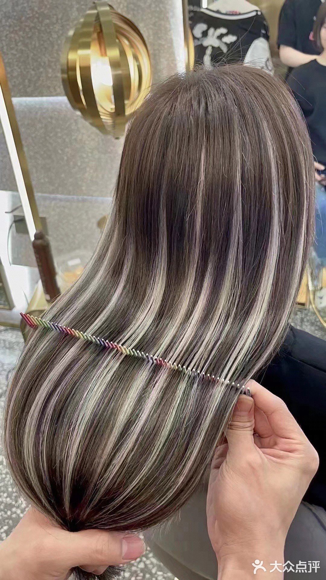 2021年春夏新款超火的挂耳染挑染