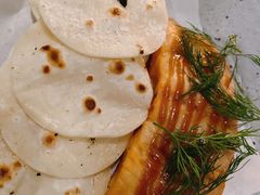 烟熏三文鱼配烤饺子皮和芥末籽酱-BOR Eatery(安福路店)