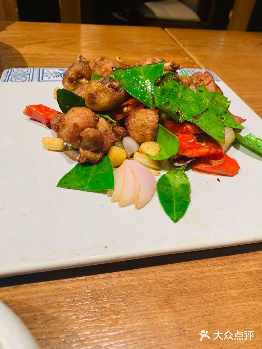云海肴·汽锅鸡·云南菜(天山百盛优客店)傣味柠檬香叶鸡图片